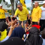 Calon Gubernur Sulawesi Tengah Ahmad Ali (tengah) menyapa warga saat menghadiri perayaan HUT Partai Golkar yang digelar oleh DPD I Partai Golkar Sulteng, di Jalan Moh. Yamin, Kota Palu, Sabtu (16/11/2024). (Foto: Tim Koalisi Beramal)