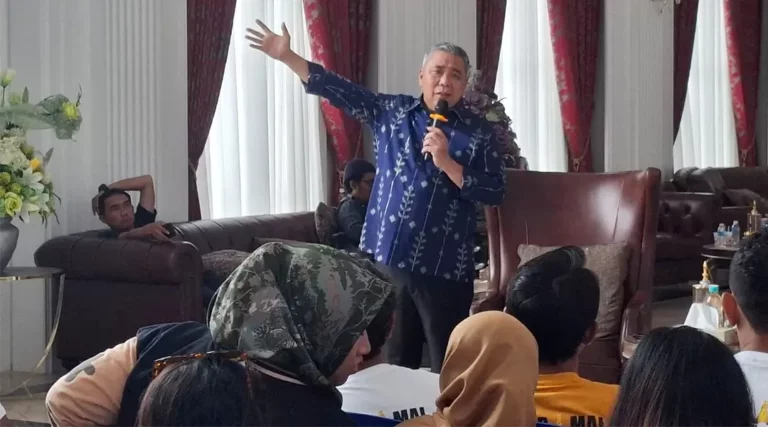 Ahmad Ali saat menerima dukungan komunitas Ojek dan Motor Antik Donggala di kediamannya, Sabtu (16/11/2024). (Foto: Tim Sulteng Beramal)