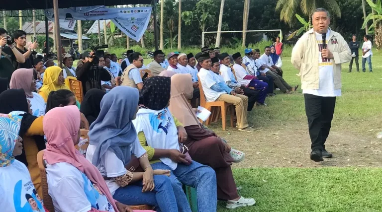 Calon Gubernrur Sulteng, Ahmad Ali menyampaikan programnya di depan warga Desa Rogo Kecamatan Dolo Selatan, Sigi, Minggu (17/11/2024). (Foto: Tim Media Koalisi Beramal)
