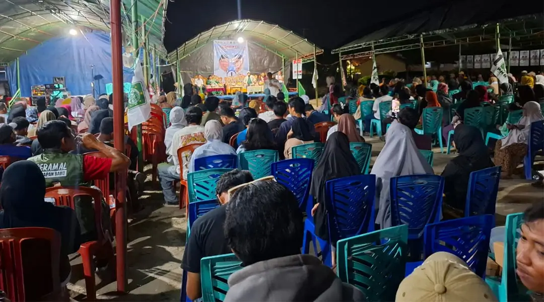 Calon Gubernur Sulawesi Tengah nomor urut 1, Ahmad HM Ali melanjutkan kampanye terbatas di Lapangan Madamba, Kelurahan Tondo, Kecamatan Mantikulore Palu, Minggu (17/11/2024) malam. (Foto: Tim Media Koalisi BerAmal)