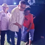 Calon Gubernrus Sulteng, AHmad Ali merangkul Roni, penyandang disabilitas yang mengikuti kampanyenya di Lapangan Abadi, Talise, Minggu (17/11/2024) malam. (Foto: Time Media Koalisi BerAmal)
