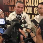 Calon Gubernur Sulawesi Tengah nomor urut 1, Ahmad HM Ali didampingi calon wakilnya Abdul Karim Aljufri menjawab pertanyaan sejumlah jurnalis seusai debat kandidat terakhir yang diselenggarakan Komisi Pemilihan Umum (KPU) Sulteng di Palu, Senin (18/11/2024). (Foto: Tim Media Koalisi BerAmal)