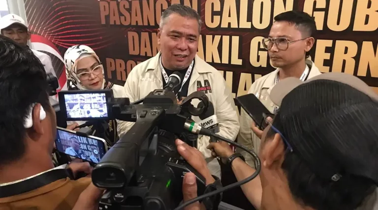 Calon Gubernur Sulawesi Tengah nomor urut 1, Ahmad HM Ali didampingi calon wakilnya Abdul Karim Aljufri menjawab pertanyaan sejumlah jurnalis seusai debat kandidat terakhir yang diselenggarakan Komisi Pemilihan Umum (KPU) Sulteng di Palu, Senin (18/11/2024). (Foto: Tim Media Koalisi BerAmal)