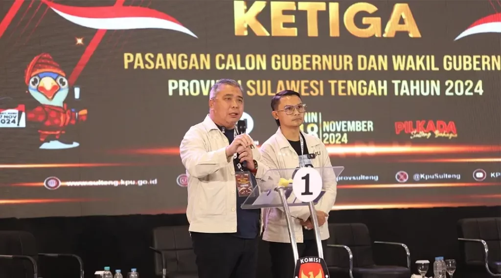 Pasangan calon Gubernur dan Wakil Gubernur Sulteng nomor urut 1, Ahmad Ali dan Abdul Karim Aljufri pada Debat Ketiga Pilgub SUlteng di Palu, Senin (18/11/2024) malam. (Foto: Tim Media Koalisi BerAmal)