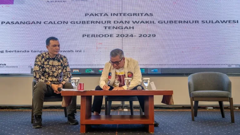 Calon Gubernrur Sulteng nomor urut 1, Ahmad Ali (kanan) meneken pakta integritas berisi komitmen membenahi tata kelola lingkungan, penanganan krisis iklim-energi, serta perlindungan ruang masyarakat adat pada diskusi panel oleh koalisi organisasi jurnalis Sulteng di Palu, Selasa (19/11/2024). (Foto: bmzIMAGES/bmz)