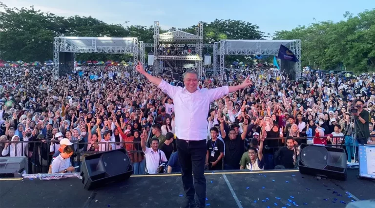 Calon Gubernur Sulawesi Tengah nomor urut 1, Ahmad HM Ali berorasi dalam kampanye akbar di Lapangan Immanuel Palu, Sabtu (23/11/2024). (Foto: Tim Media BerAmal)