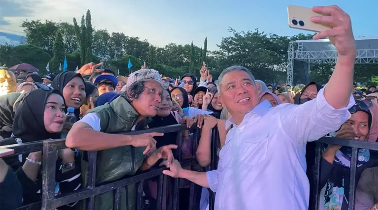 Calon Gubernur Sulawesi Tengah nomor urut 1, Ahmad HM Ali berorasi dalam kampanye akbar di Lapangan Immanuel Palu, Sabtu (23/11/2024). (Foto: Tim Media BerAmal)