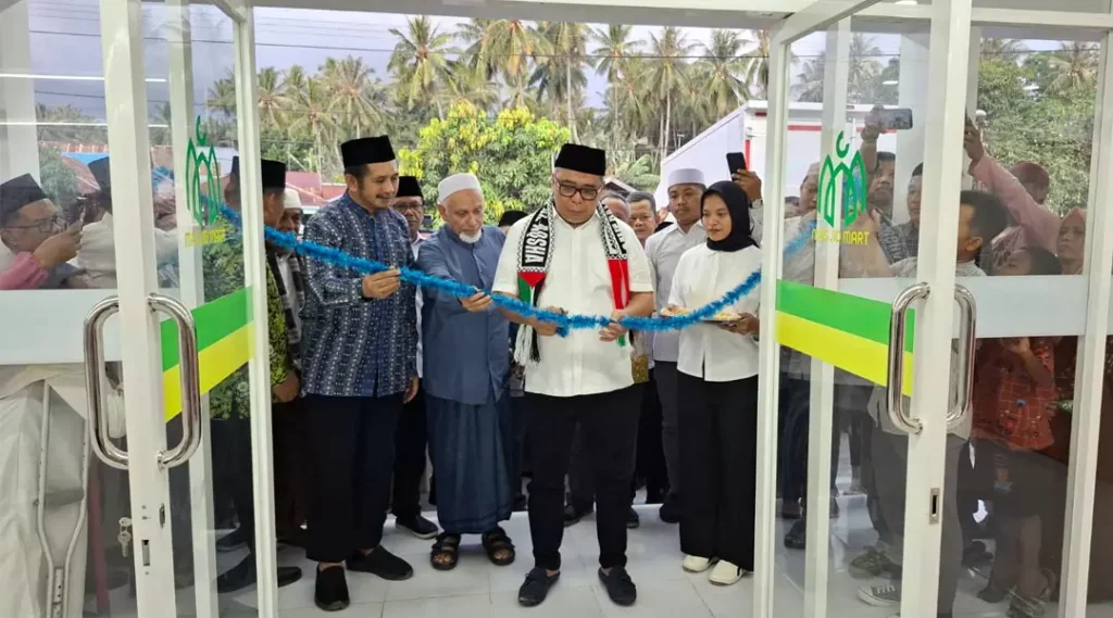 Ketua DMI Sulteng, Ahmad Ali menggunting pita menandai persesmian Masjid Mart di kompleks Masjid Jami Al-Istiqomah, Desa Labuan Lelea, Kecamatan Labuan, Kabupaten Donggala, Senin (25/11/2024). (Foto: ist)