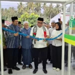 Ketua DMI Sulteng, Ahmad Ali menggunting pita menandai persesmian Masjid Mart di kompleks Masjid Jami Al-Istiqomah, Desa Labuan Lelea, Kecamatan Labuan, Kabupaten Donggala, Senin (25/11/2024). (Foto: ist)