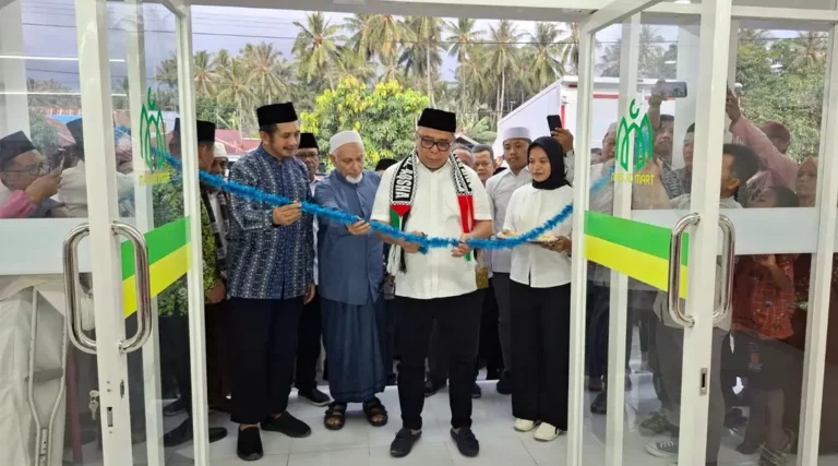 Ketua DMI Sulteng, Ahmad Ali menggunting pita menandai persesmian Masjid Mart di kompleks Masjid Jami Al-Istiqomah, Desa Labuan Lelea, Kecamatan Labuan, Kabupaten Donggala, Senin (25/11/2024). (Foto: ist)