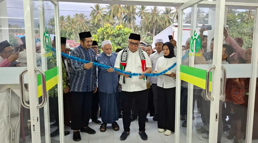 Ketua DMI Sulteng, Ahmad Ali menggunting pita menandai persesmian Masjid Mart di kompleks Masjid Jami Al-Istiqomah, Desa Labuan Lelea, Kecamatan Labuan, Kabupaten Donggala, Senin (25/11/2024). (Foto: ist)