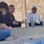 Calon Gubernur SUlteng, AHmad Ali (kedua kiri) berziarah ke makam idundanya di Morowali menjelang hari pencoblosan, Selasa (26/11/2024). (Foto: ist)