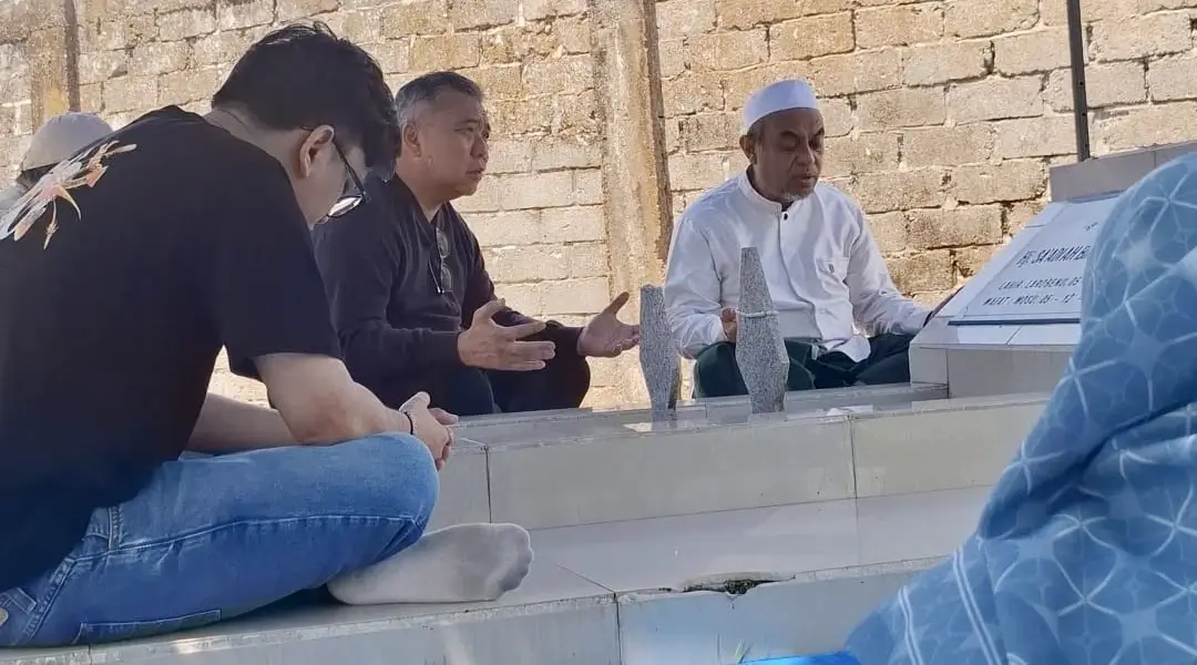 Calon Gubernur SUlteng, AHmad Ali (kedua kiri) berziarah ke makam idundanya di Morowali menjelang hari pencoblosan, Selasa (26/11/2024). (Foto: ist)