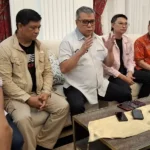 Calon GUbernur Sulteng, Ahmad ALi (ketia kiri) memberikan keterangan kepada wartawan terait hasil quick qount Pilgub Sulteng di keridiamannya di Palu, Rabu (27/11/2024) malam. (Foto: Ist)