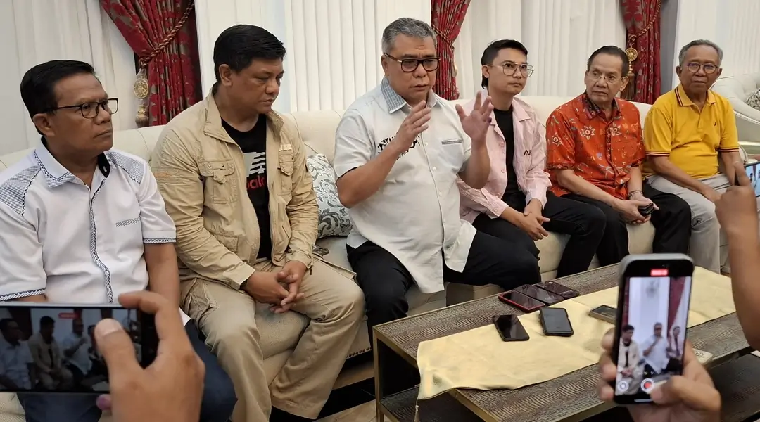 Calon GUbernur Sulteng, Ahmad ALi (ketia kiri) memberikan keterangan kepada wartawan terait hasil quick qount Pilgub Sulteng di keridiamannya di Palu, Rabu (27/11/2024) malam. (Foto: Ist)