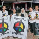 Sejumlah penggemar grup band Slank membentuk *Slankers BerAmal*. (Foto: Tim SultengBeramal)