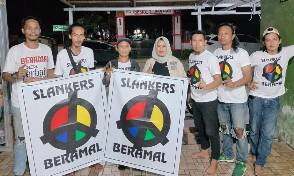 Sejumlah penggemar grup band Slank membentuk *Slankers BerAmal*. (Foto: Tim SultengBeramal)