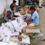 Tim kampanye Beramal sedang memasukkan kertas visi misi, contoh kertas suara dan snack ke dalam goodybag. (Foto: Tim SultengBeramal.com)