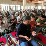 Sejumlah personel TNI AD berdoa pada kegiatan Doan dan Bersykur menyambut Hari Pahlawan di Masjid Al-Aqsha Makorem 132/Tdl, Jumat (8/11/2024). (Foto: Penrem 132/Tdl)