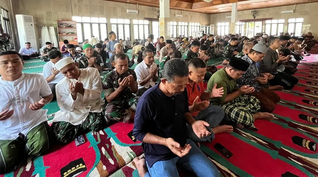 Sejumlah personel TNI AD berdoa pada kegiatan Doan dan Bersykur menyambut Hari Pahlawan di Masjid Al-Aqsha Makorem 132/Tdl, Jumat (8/11/2024). (Foto: Penrem 132/Tdl)