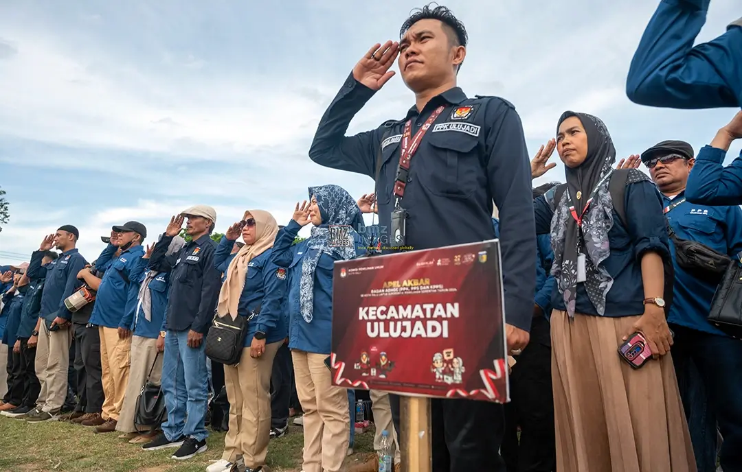 Petugas Panitia Pemilihan Kecamatan (PPK) mengikuti Apel Akbar Badan Adhoc Pilkada Kota Palu di Palu, Sulawesi Tengah, Selasa (12/11/2024). (bmzIMAGES/Basri Marzuki)