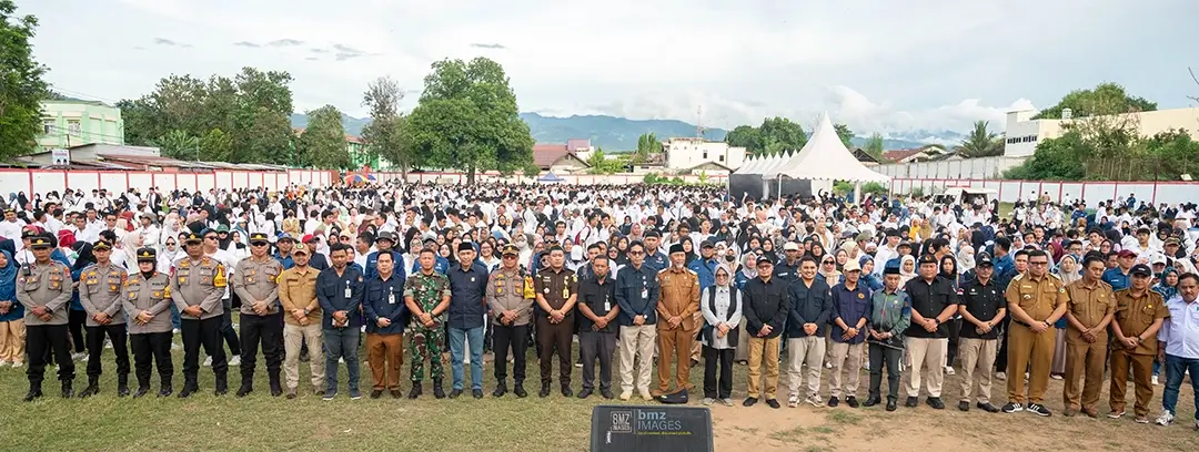 Pimpinan KPU Kota Palu, Forkopimda berserta ribuan petugas badan adhoc memberikan salam pada Apel AKbar Badan Adhoc Pilkada Kota Palu di Palu, Sulawesi Tengah, Selasa (12/11/2024). (Foto: bmzIMAGES/Basri Marzuki)