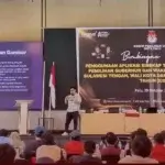 Komisioner KPU Kota Palu, Muhamad Musbah menyampaikan materi pada Bimtek Aplikasi Sirekap di palu, Kamis (29/10/2024). (Foto: Humas KPU Kota Palu)