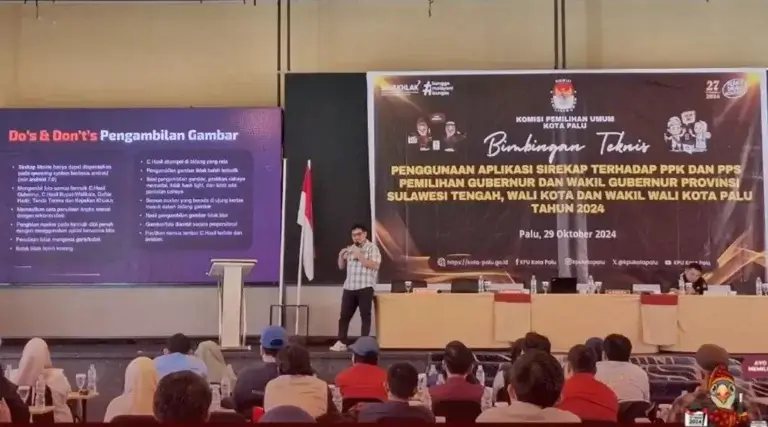 Komisioner KPU Kota Palu, Muhamad Musbah menyampaikan materi pada Bimtek Aplikasi Sirekap di palu, Kamis (29/10/2024). (Foto: Humas KPU Kota Palu)