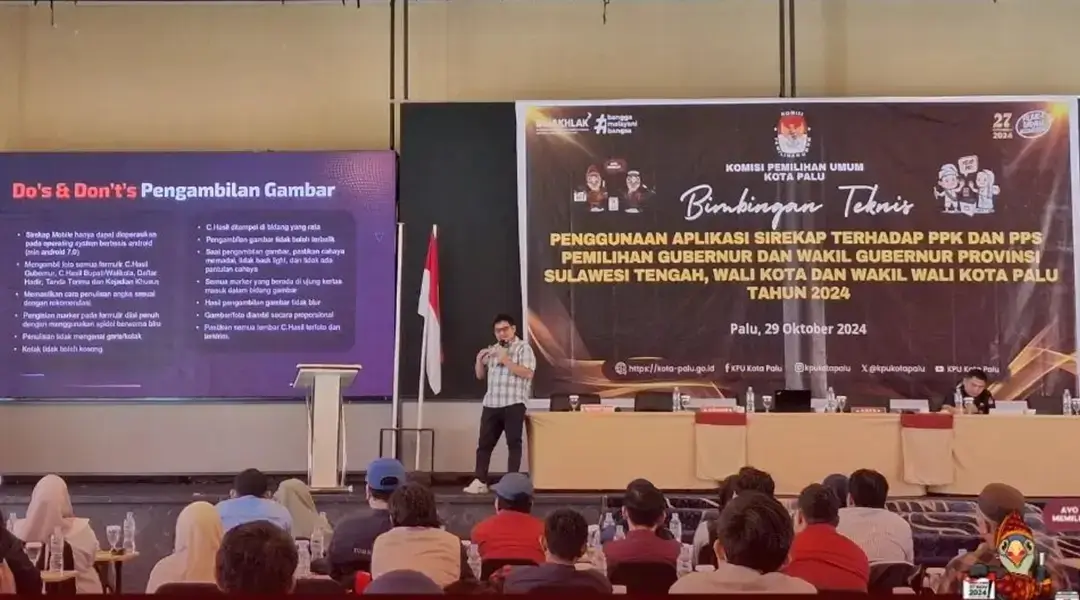 Komisioner KPU Kota Palu, Muhamad Musbah menyampaikan materi pada Bimtek Aplikasi Sirekap di palu, Kamis (29/10/2024). (Foto: Humas KPU Kota Palu)