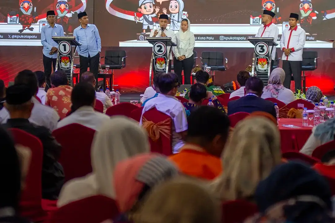 Tiga paslon Wali Kota dan Wakil Wali Kota Palu saling bertanya dan memberikan tanggapan pada debat kedua Pilwakot Palu di palu, Kamis (7/11/2024). (Foto: beritapalu/bmz)