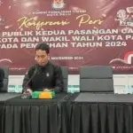 Ketua KPU KOta Palu, Idrus (tengah) bersama Ketua Divisi Teknis Penyelenggara, Iskandar Lembah dan Sekretaris KPU Kota Palu, Aslam Adigama pada konferensi pers di Kantor KPU Kota Palu, Rabu (6/11/2024). (Foto: bmz)