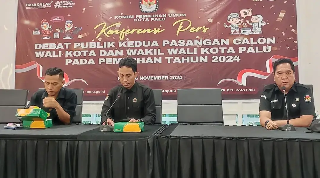 Ketua KPU KOta Palu, Idrus (tengah) bersama Ketua Divisi Teknis Penyelenggara, Iskandar Lembah dan Sekretaris KPU Kota Palu, Aslam Adigama pada konferensi pers di Kantor KPU Kota Palu, Rabu (6/11/2024). (Foto: bmz)