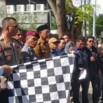 Ketua KPU Kota Palu, Idrus (kiri) melepas logistik Pilkada serentak di Gudanng KPU Kota Palu, Selasa (26/11/2024). (Foto: Frimasnyah)