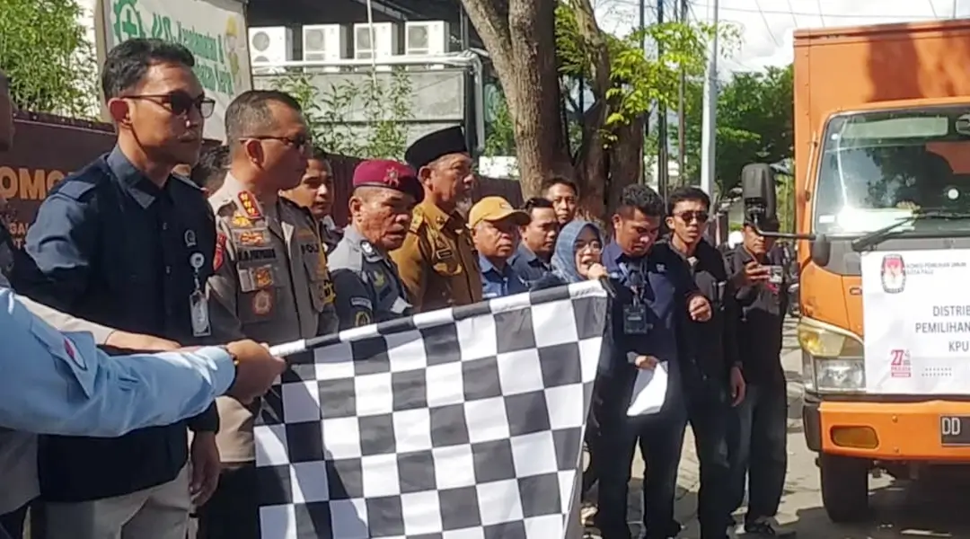 Ketua KPU Kota Palu, Idrus (kiri) melepas logistik Pilkada serentak di Gudanng KPU Kota Palu, Selasa (26/11/2024). (Foto: Frimasnyah)