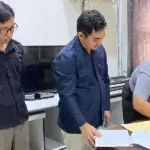 Ketua Divisi Perencanaan, Data, dan Informasi KPU Kota Palu, Muh. Musbah (tengah) menyaksikan Kepala Lapas Kelas IIA Palu meneken tanda penyerahan Form A pindah memilih disaksikan Bawaslu Kota Palu, Selasa (5/11/2024). (Foto: KPU Kota Palu)