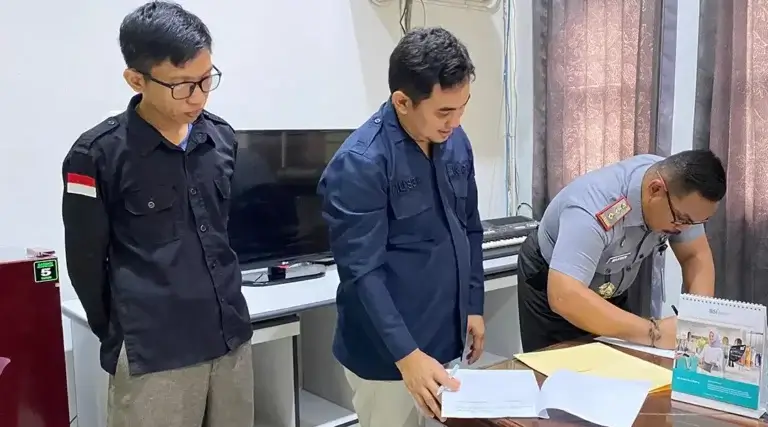 Ketua Divisi Perencanaan, Data, dan Informasi KPU Kota Palu, Muh. Musbah (tengah) menyaksikan Kepala Lapas Kelas IIA Palu meneken tanda penyerahan Form A pindah memilih disaksikan Bawaslu Kota Palu, Selasa (5/11/2024). (Foto: KPU Kota Palu)