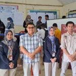 Ketua Divisi Perencanaan dan Data KPU Kota Palu, Muhammad Musbah (tengah) pada simulasi aplikasi Sirekap di sekretariat PPK di Palu, Minggu (17/11/2024). (Foto: Ist)