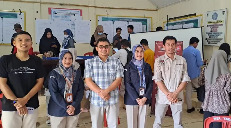Ketua Divisi Perencanaan dan Data KPU Kota Palu, Muhammad Musbah (tengah) pada simulasi aplikasi Sirekap di sekretariat PPK di Palu, Minggu (17/11/2024). (Foto: Ist)