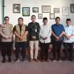 Penyelengara Piilkada dan aparata keamanan bersama pasangan calon wali kota dan wakil wali kota Palu nomor urut 1, Hidayat-Andi Nur B Lamakarate, Jumat (1/11/2024). (Foto: Humas KPU Kota Palu)
