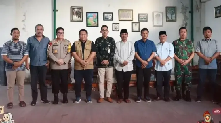 Penyelengara Piilkada dan aparata keamanan bersama pasangan calon wali kota dan wakil wali kota Palu nomor urut 1, Hidayat-Andi Nur B Lamakarate, Jumat (1/11/2024). (Foto: Humas KPU Kota Palu)