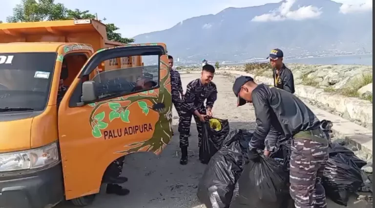 Sejumlah Taruna AAL menaikkan sampah yang dikumpukan ke atas trku pada aksi bersih-bersih pantai dalam rangka Hari Armada ke-79 di pantai kampung Nelayan, Palu, Senin (25/11/2024). (Foto: Lanal Palu)