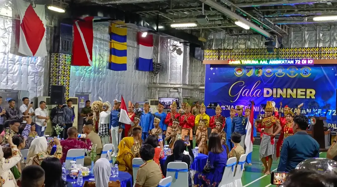 Suasan gala dinner yang digelar d atas KRI Banjarmasin yang bersandar di dermaga Lanal Palu, Senin (25/11/2024). (Foto: Nila)