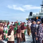 Sejumlah pelajar berada di atas KRI Banjarmasin saat mengikuti open ship di dermaga Lanal Palu, di Watusampu, Selasa (26/11/2024). (Foto: Lanal Palu)