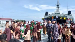 KRI Banjarmasin-592 dan Lanal Palu Gelar Open Ship Tour di Kota Palu