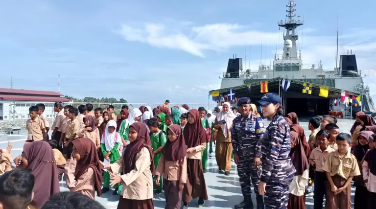 Sejumlah pelajar berada di atas KRI Banjarmasin saat mengikuti open ship di dermaga Lanal Palu, di Watusampu, Selasa (26/11/2024). (Foto: Lanal Palu)