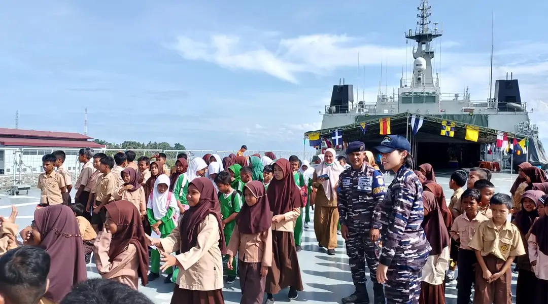 Sejumlah pelajar berada di atas KRI Banjarmasin saat mengikuti open ship di dermaga Lanal Palu, di Watusampu, Selasa (26/11/2024). (Foto: Lanal Palu)