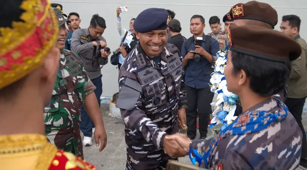 Danlanal Palu, Kolonel Laut (P) Marthinus Sir (tengah) menjabat tangan seorang Taruni AAL yang baru tiba dengan KRI Banjarmasin di dermaga Lanal Palu, Watusampu, Minggu (24/11/2024). (Foto: bmzIMAGES/Basri Marzuki)