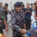 Danlanal Palu, Kolonel Laut (P) Marthinus Sir (tengah) menjabat tangan seorang Taruni AAL yang baru tiba dengan KRI Banjarmasin di dermaga Lanal Palu, Watusampu, Minggu (24/11/2024). (Foto: bmzIMAGES/Basri Marzuki)