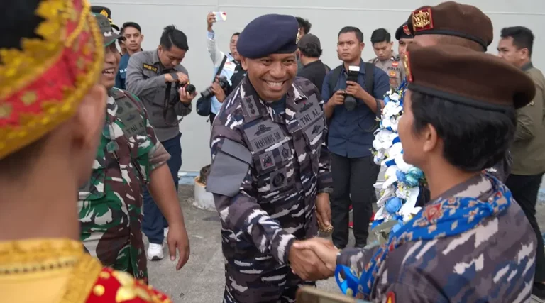 Danlanal Palu, Kolonel Laut (P) Marthinus Sir (tengah) menjabat tangan seorang Taruni AAL yang baru tiba dengan KRI Banjarmasin di dermaga Lanal Palu, Watusampu, Minggu (24/11/2024). (Foto: bmzIMAGES/Basri Marzuki)