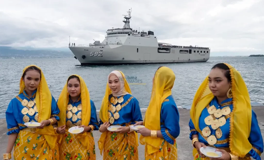 Sejumlah remaja putri bersiap menari untuk menyambut kedatangan KRI Banjarmasin di dermaga Lanal Palu, Minggu (24/11/2024). (Foto: bmzIMAGES/Basri Marzuki)